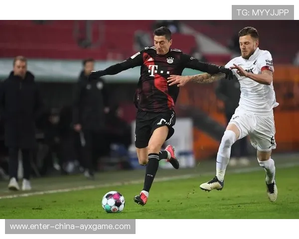 奥格斯堡对抗训练中德米罗维奇非常活跃