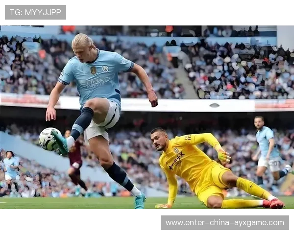 反越位成功单刀收球推射完成进球——足球世界的精彩瞬间 反越位成功单刀收球推射完成进球——足球世界的精彩瞬间