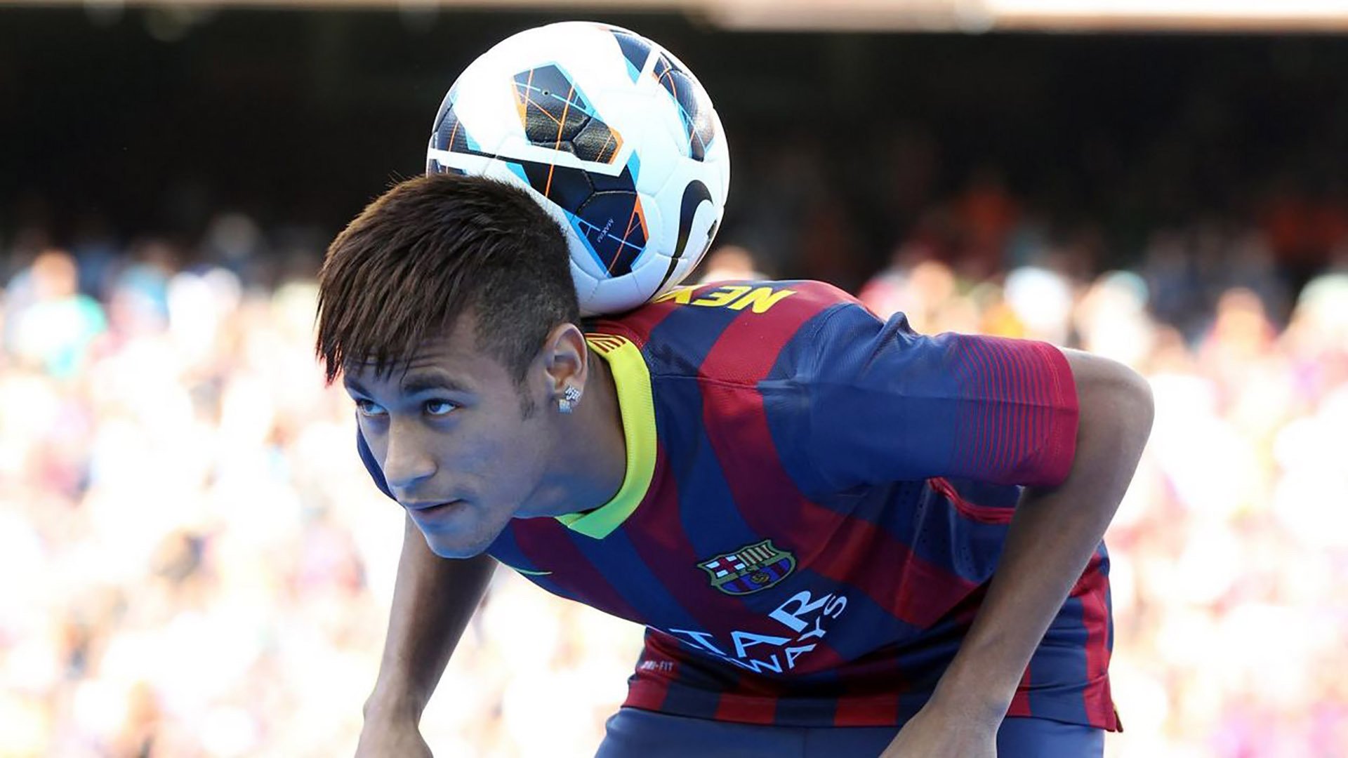 拜仁高层赛后紧急会议：孔帕尼的战术虽然华丽，但防守崩盘引起了监事会担忧。